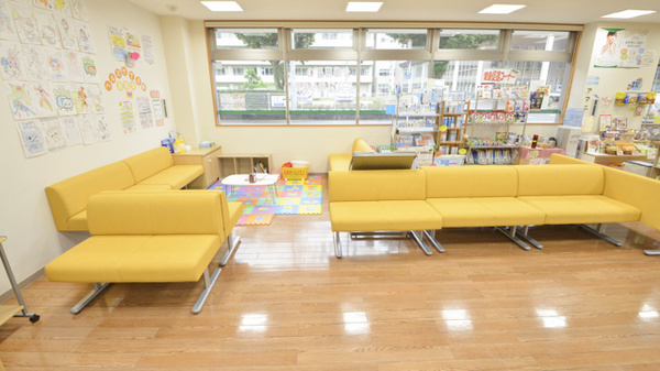 そうごう薬局　日向店の待合スペース