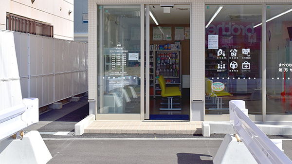 そうごう薬局　行橋駅前店の入口