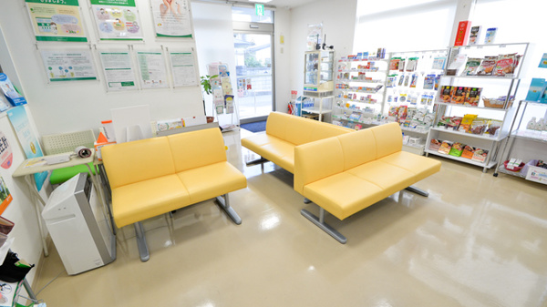 そうごう薬局　長府店の待合スペース