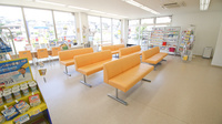 そうごう薬局　月隈モール店の待合スペース