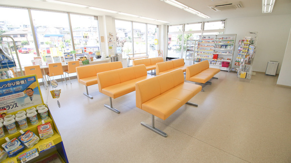 そうごう薬局　月隈モール店の待合スペース
