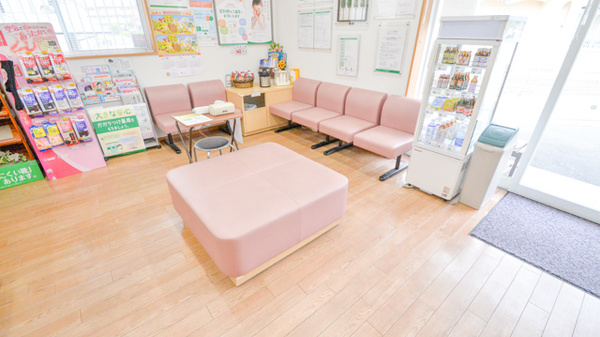 そうごう薬局　八本松店の待合スペース