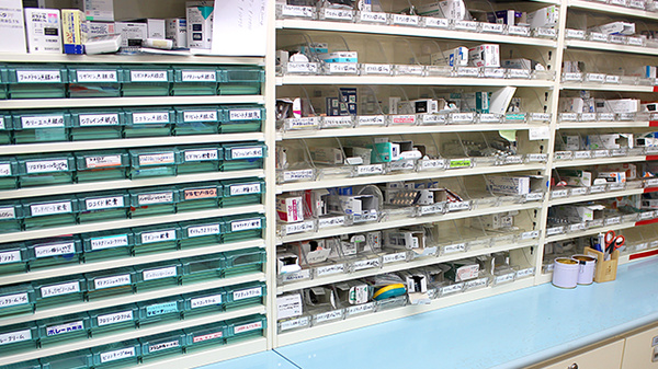 こまち薬局平須店の薬棚