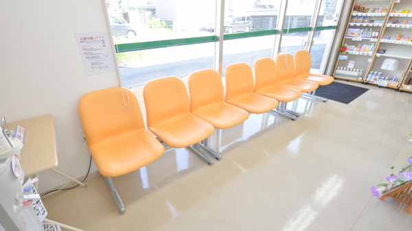 そうごう薬局　細野店の待合スペース