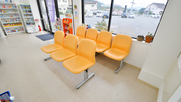 そうごう薬局　御薗宇店の待合スペース