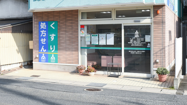 そうごう薬局　南春日店の入口