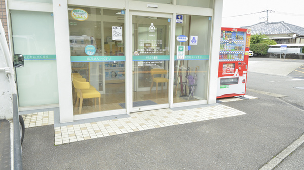 そうごう薬局　村角店の入口