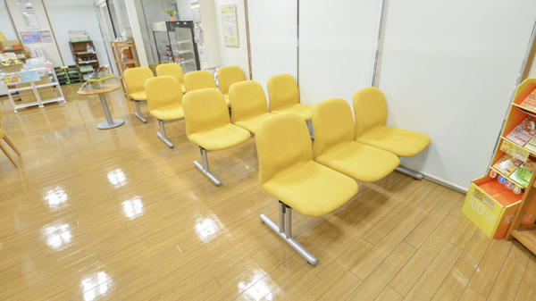 そうごう薬局　村角店の待合スペース