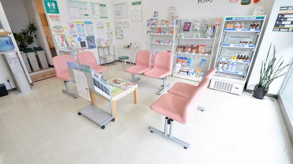 そうごう薬局　矢三店の待合スペース