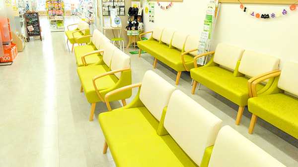 あけぼの薬局　新浦安店の待合スペース