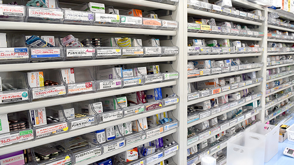 あけぼの薬局　南行徳店の薬棚