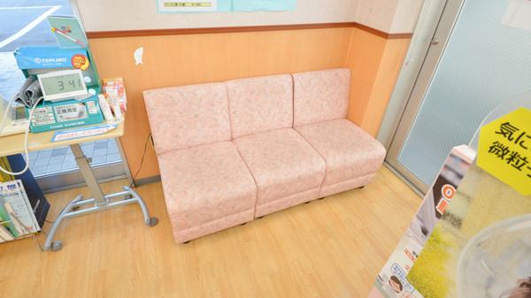 スギ薬局　橋目店の待合スペース