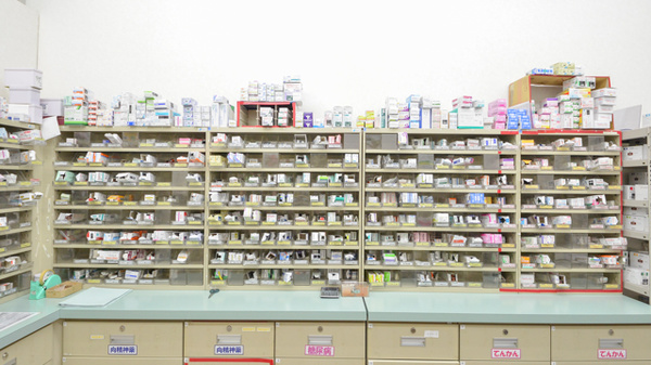 スギ薬局　橋目店の薬棚