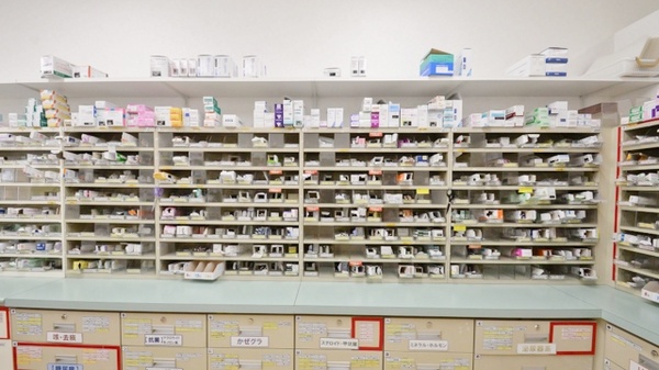 スギ薬局　住吉店の薬棚