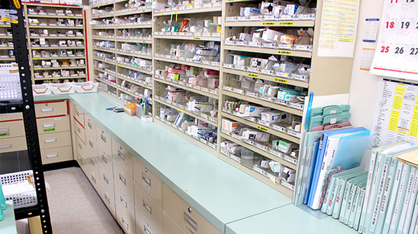 スギ薬局　高松店の薬棚