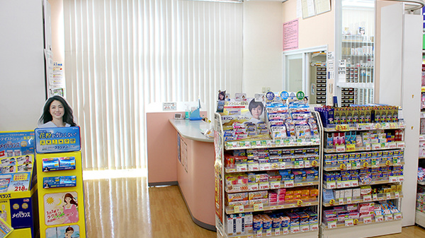 スギ薬局　高松店の入口