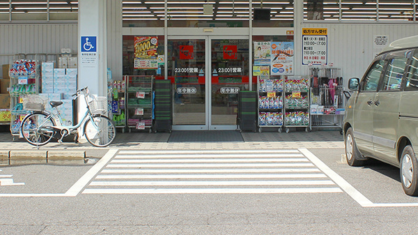 スギ薬局　高松店の入口