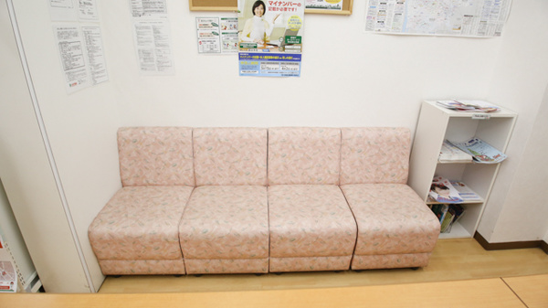 スギ薬局　牛田店の待合スペース