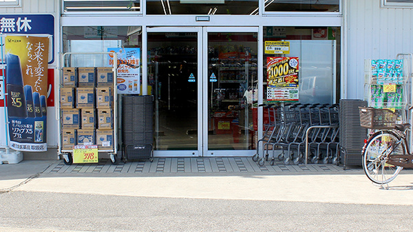 スギ薬局　碧南新川店の入口