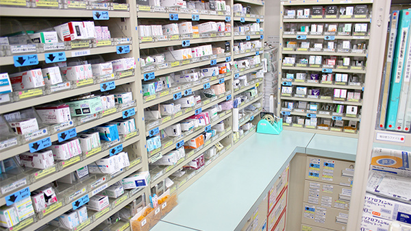 スギ薬局　碧南新川店の薬棚