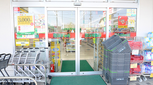 スギ薬局　御油店の入口