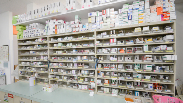 スギ薬局　御油店の薬棚