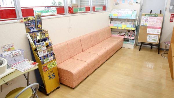 スギ薬局　築地店の待合スペース