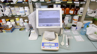 スギ薬局　築地店の調剤器具
