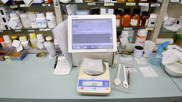 スギ薬局　築地店の調剤器具