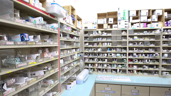 スギ薬局　築地店の薬棚