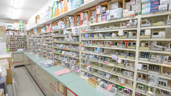 スギ薬局　蔵子店の薬棚