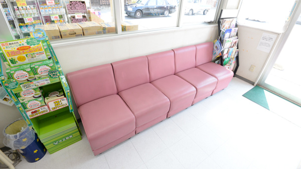 スギ薬局　市場店の待合スペース
