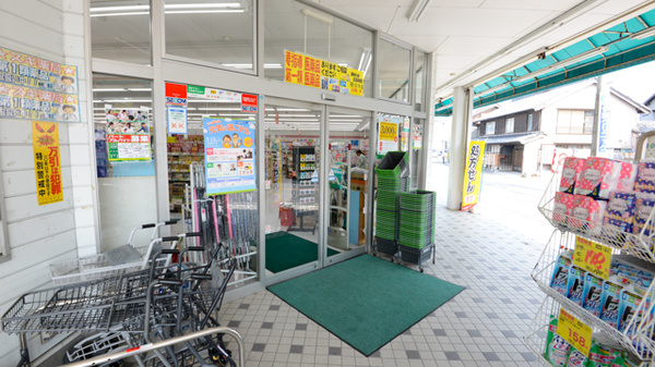 スギ薬局　市場店の入口