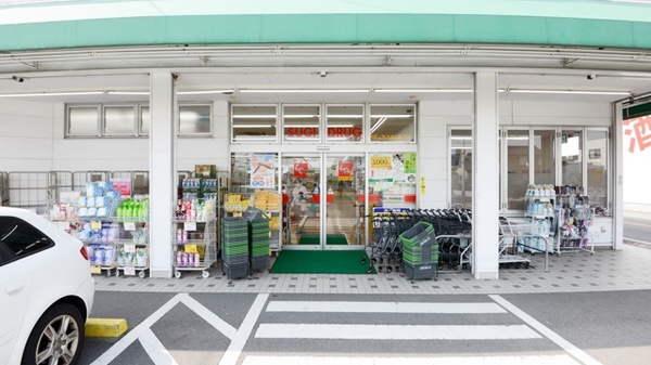 スギ薬局　中町店の入口