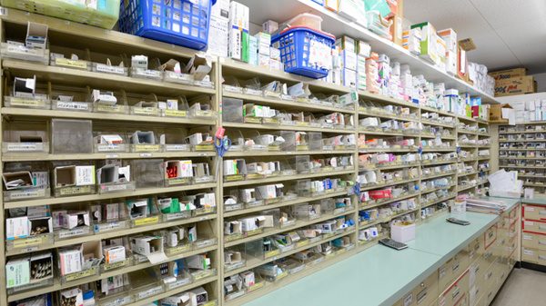 スギ薬局　中町店の薬棚