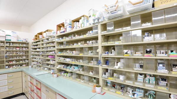 スギ薬局　岩滑店の薬棚