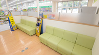スギ薬局　岩滑店の待合スペース