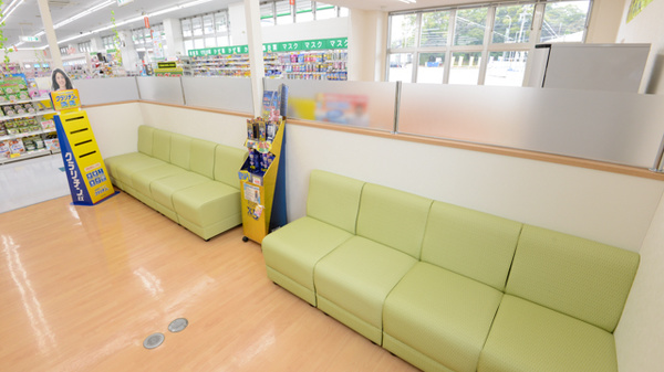 スギ薬局　岩滑店の待合スペース