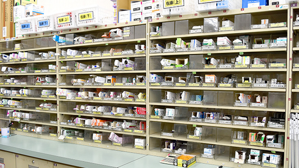 スギ薬局　法連店の薬棚