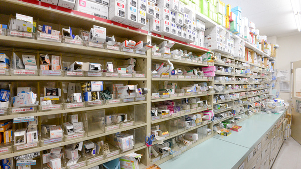 スギ薬局　高横須賀店の薬棚