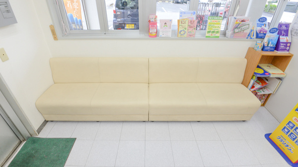 スギ薬局　幸田店の待合スペース