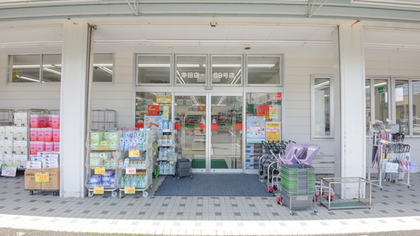 スギ薬局　幸田店の入口