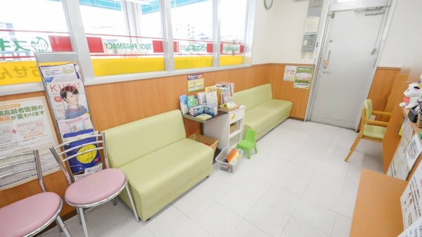 スギ薬局　開明店の待合スペース