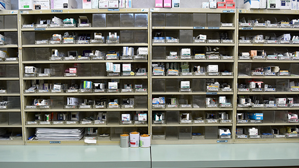 スギ薬局　青木店の薬棚