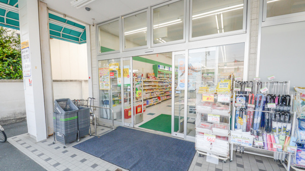 スギ薬局　東田店の入口