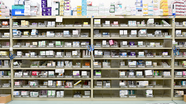 スギ薬局　元宮店の薬棚
