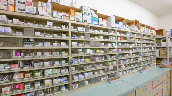 スギ薬局　アクシス鈴鹿店の薬棚