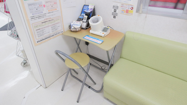 スギ薬局　日名西店の血圧計