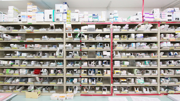 スギ薬局　日名西店の薬棚