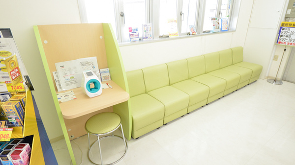 スギ薬局　舟橋店の待合スペース